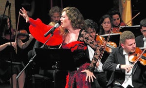 Estrella Morente, durante la interpretación de 'El amor brujo', de Manuel de Falla, con la Orquesta Sinfónica de la UCAM.