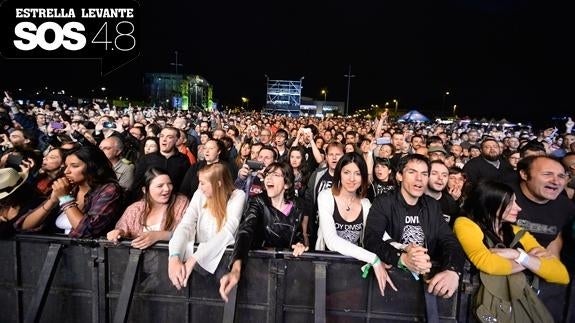 Un momento de la actuación de los Manic Street Preachers.