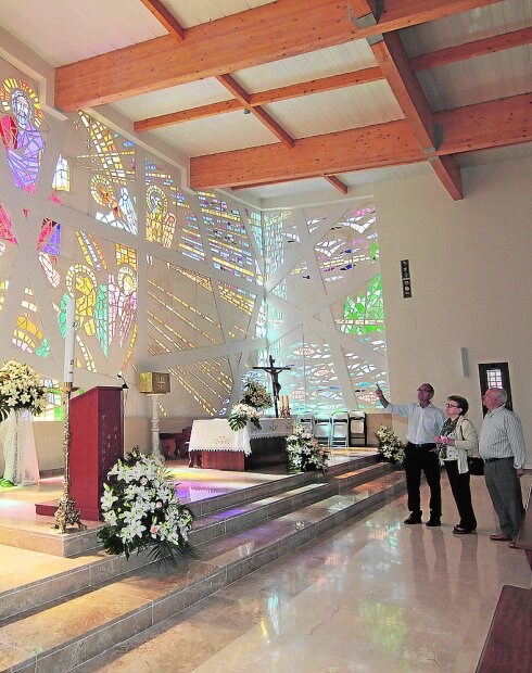 Juan José Sánchez, Teresa Moreno y Juan Jiménez contemplan el retablo de la nueva iglesia de Cristo Rey.