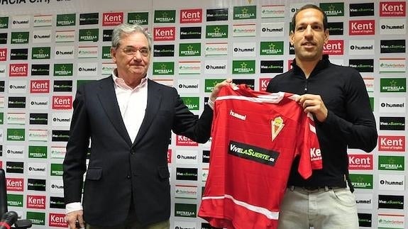 Guillermo Martínez Abarca y José Luis Acciari, este lunes, durante la presentación de éste último como nuevo entrenador del Real Murcia. 