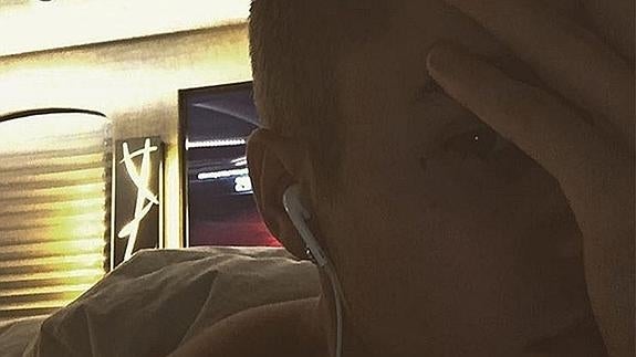 Justin Bieber muestra su tatuaje al lado del ojo.