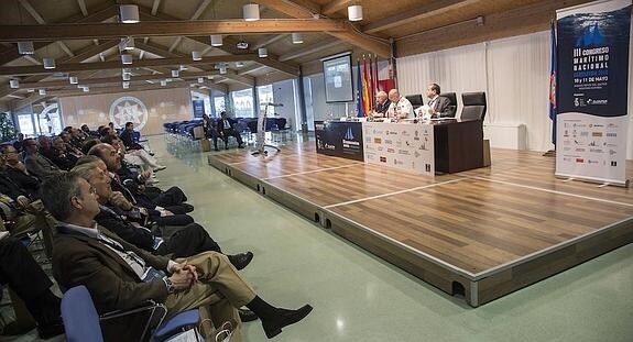 Asistentes y ponentes, durante una de las sesiones del congreso naval que se celebra en la UPCT. 