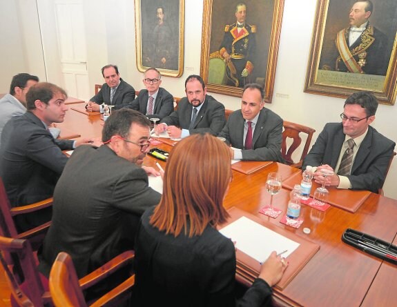 López y Díaz, con miembros de sus equipos, en el Palacio Consistorial.