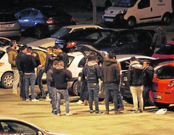 Varios grupos de jóvenes reunidos junto a sus vehículos, durante un botelleo en la explanada de la UPCT a principios de este año.