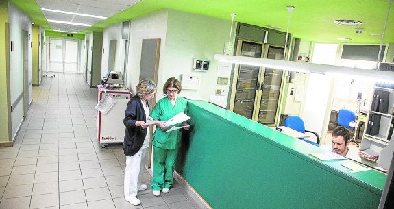 Tres trabajadores, en la planta de hospitalización de la Unidad de Cirugía con Ingreso, del Hospital Santa María del Rosell. 