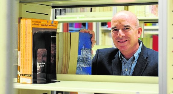 Antonio Martínez Nieto, en la biblioteca del Museo Arqueológico de Murcia. 