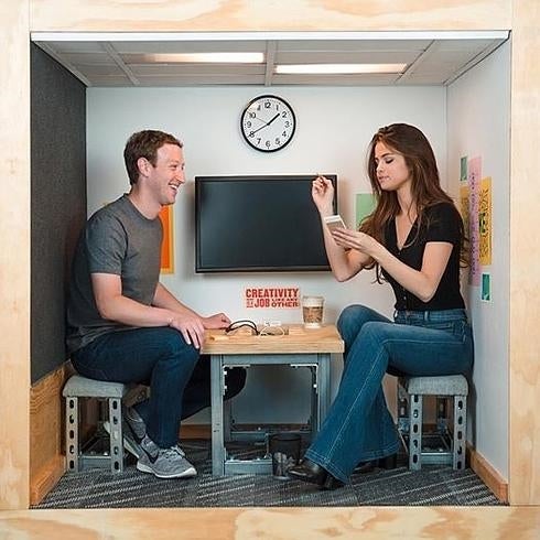 ¿Qué hace Selena Gomez con Mark Zuckerberg en una habitación pequeña?