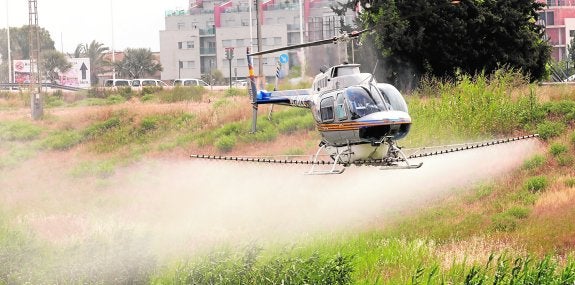 El helicóptero cuenta con un sistema de geoposicionamiento para localizar exactamente los focos. Ayer hizo una demostración sobre el río, a la altura de la Fica. 