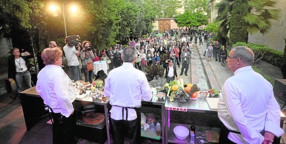 Víctor Gloger, Samuel Perea y Abdelkader El Mlih, anoche en Las Claras, durante el 'showcooking' por la paz.  