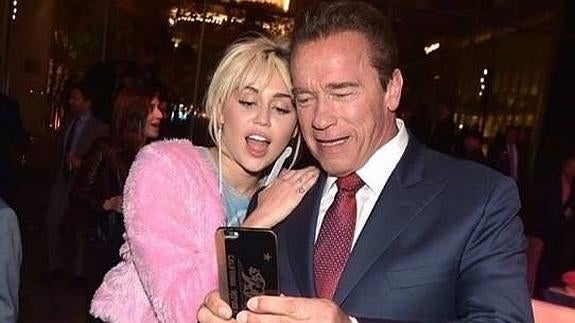 Miley Cyrus y arnoldSchwarzenegger