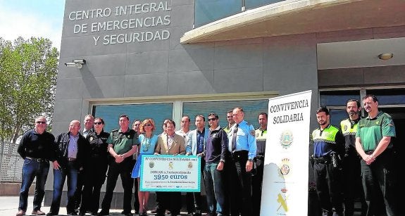 Entrega ayer a la Asociación Down Lorca de una donación de la convivencia solidaria. 