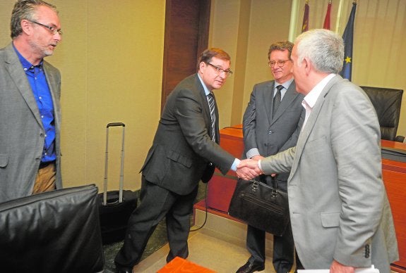 Domingo Segado, Amalio Garrido con su abogado, y Martínez Baños, ayer en la Asamblea