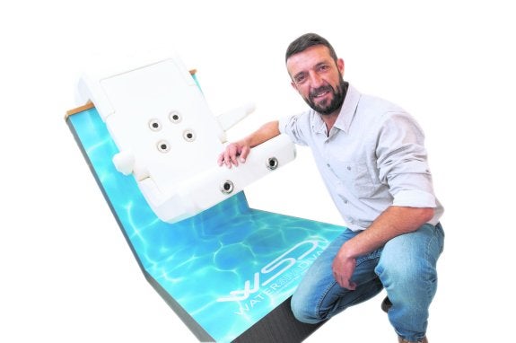 «Mi sillón consigue transformar una piscina en un 'spa' en 15 minutos»