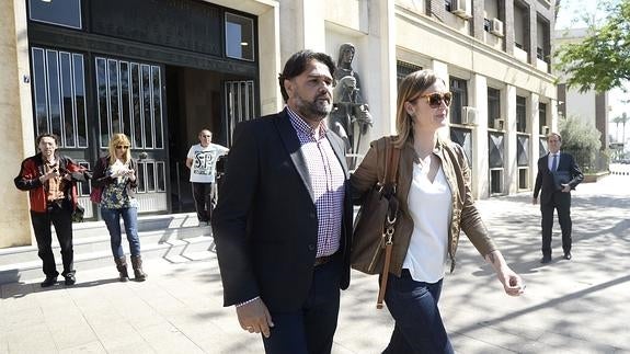 El exalcalde de Totana José Martínez Andreo abandona el Palacio de Justicia de Murcia acompañado por su esposa, el pasado 3 de mayo. 