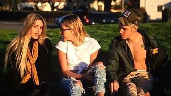 Hailey Baldwin revela qué piensa de Selena Gomez y Justin Bieber