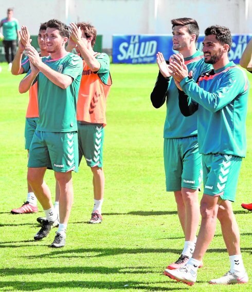 Los jugadores del Murcia aplauden a los aficionados que fuyeron a animarlos en un entrenamiento en Cobatillas.