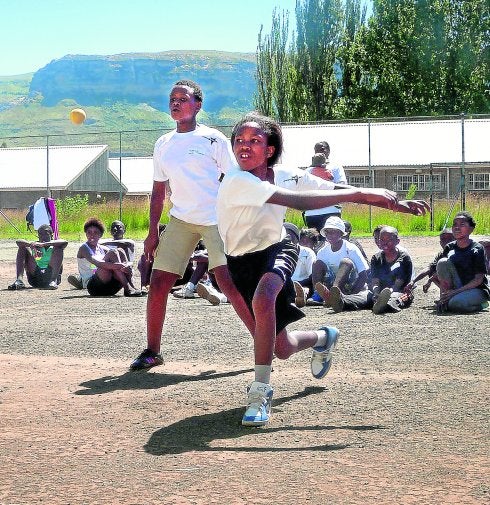 Una niña golpea con estilo una pelota en una de las dos academias que una asociación hispanofrancesa ha abierto en Sudáfrica con la ayuda de mecenas privados. 