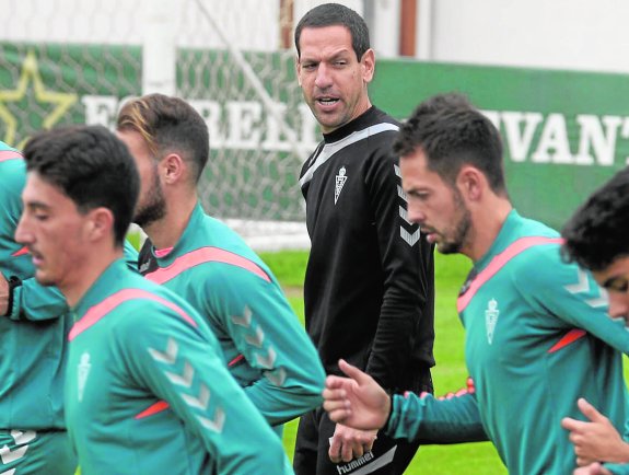 Acciari, con sus jugadores, en un entrenamiento en Cobatillas.