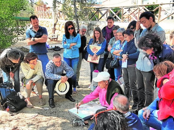 Pedro Cano, en Blanca, rodeado de pintores en el taller. 