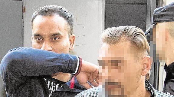 Khuram Riaz se tapa la cara a la entrada de los juzgados en octubre de 2015. 