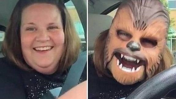 Una mujer con la máscara de Chewbacca