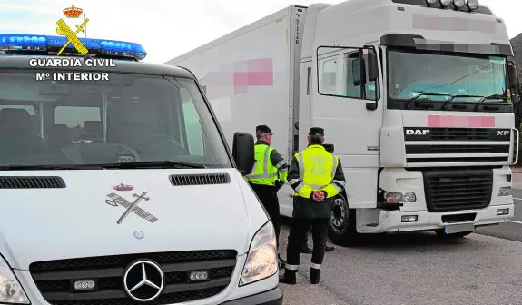 Agentes de la Guardia Civil custodian el camión de 40 toneladas que conducía el detenido. 