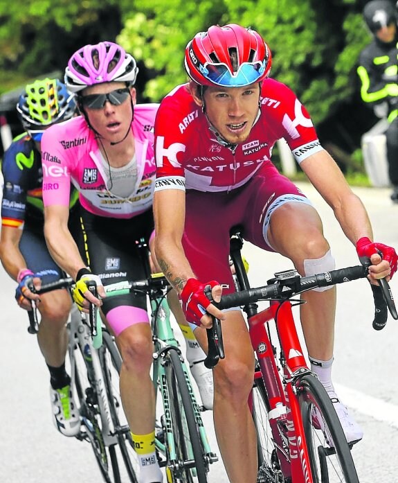 Zakarin tira de Kruijswijk y Valverde en la etapa de ayer. :: afp
