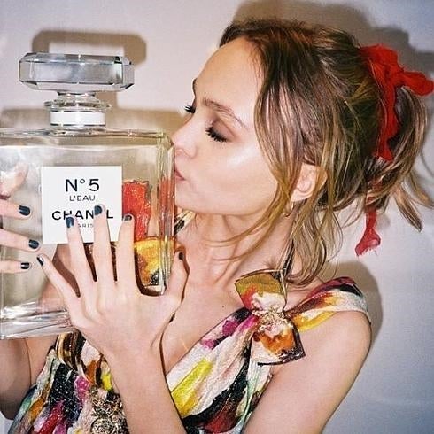 Lily-Rose Depp besa el perfume de Chanel L'eau Nº5 que promociona. 