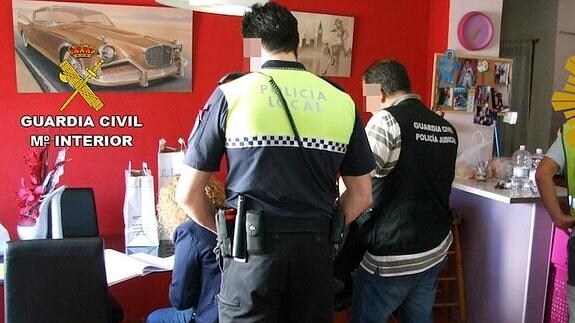 Los agentes registran la vivienda de los arrestados. 