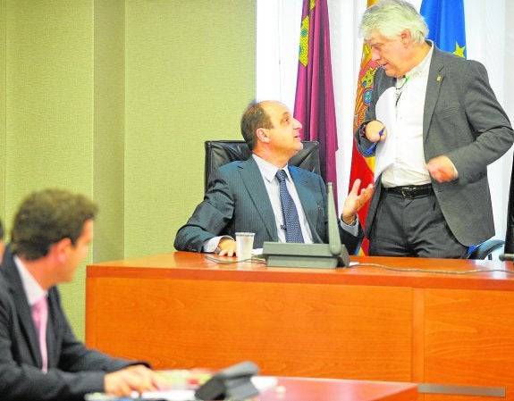 De Ramón, sentado, da explicaciones al popular Juan Guillamón. A. Gil / AGM