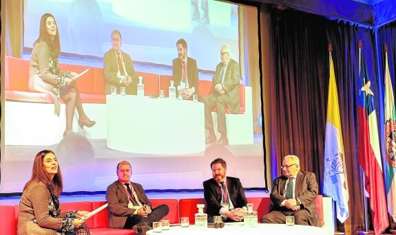 Paulina Gómez, vicerrectora de la Universidad Católica de Santiago; Benjamín Lana, director editorial de Medios Regionales de Vocento; Bieito Rubido, director de 'ABC'; y Cristian Zegers, director de 'El Mercurio', durante la primera mesa redonda de Futuro en Español.