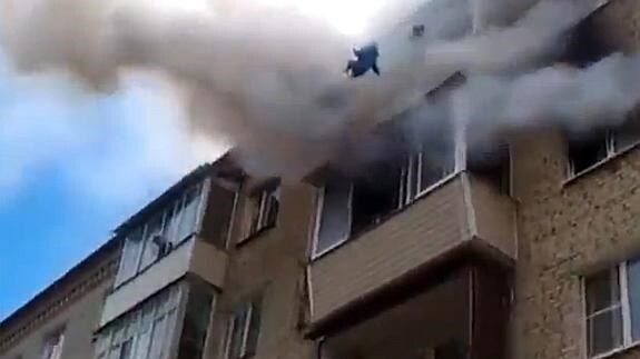 Una familia entera salva la vida saltando de su piso en una cuarta planta