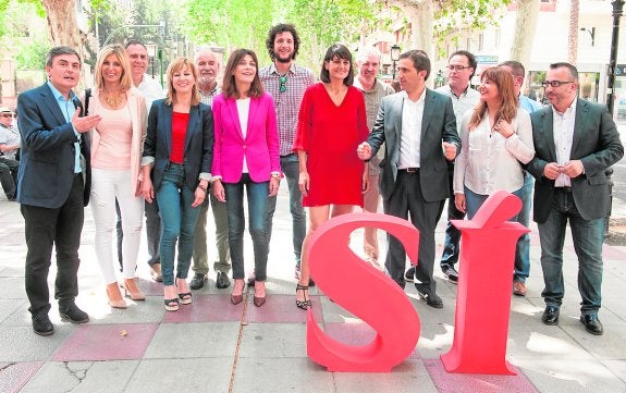 Miembros de las candidaturas del PSOE al Congreso y el Senado, ayer, en el centro de Murcia.