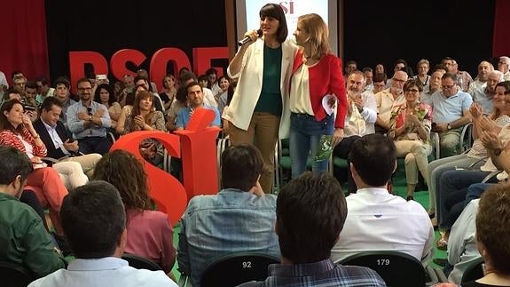 Veracruz abraza a la alcaldesa de Molina en un acto del PSOE en la Región. 