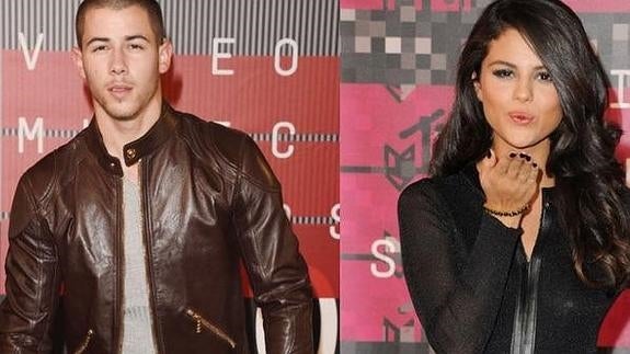 Nick Jonas intenta ligar con Selena Gomez a base de halagos públicos