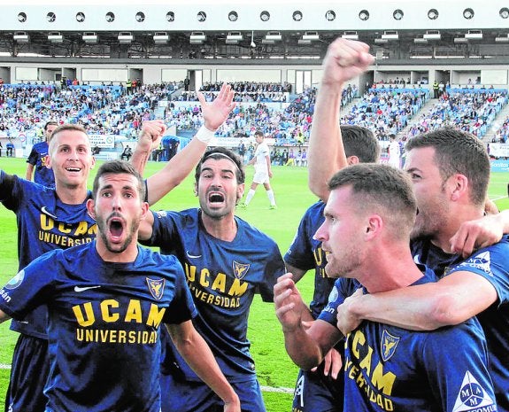 A la izquierda, celebración en el césped del Alfredo di Stéfano; debajo, los jugadores festejan el primer tanto. :: lof / ucam