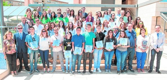 Los grupos ganadores con sus diplomas, junto a patrocinadores y organizadores. 