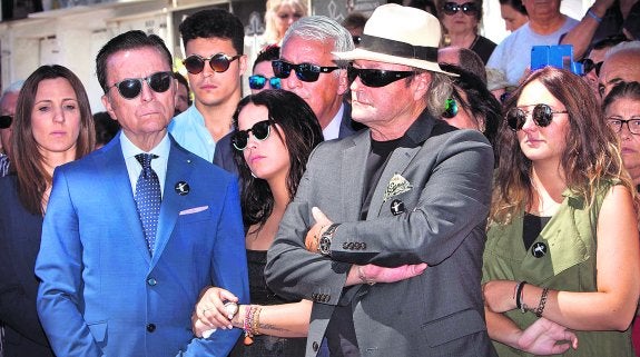 Ortega Cano, Gloria Camila, Amador Mohedano y Rocío Flores, hija de Rociíto, durante el homenaje a la cantante, ayer en Chipiona. :: efe