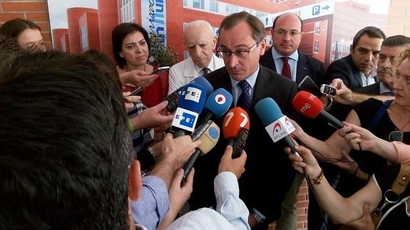 Alfonso Alonso atiende a los medios durante su visita a La Arrixaca.