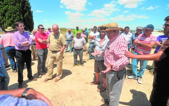 Regantes del Campo de Cartagena protestan ante el comisario de Aguas (izquierda), el lunes.