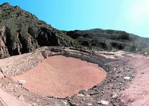 1. Los trabajos en La Bastida van generando un paisaje urbano cada vez más completo.
2. Pese a los siglos de saqueo en busca de ajuares, siguen apareciendo enterramientos intactos.
3. La balsa podía almacenar agua suficiente para abastecer a una ciudad bulliciosa.
