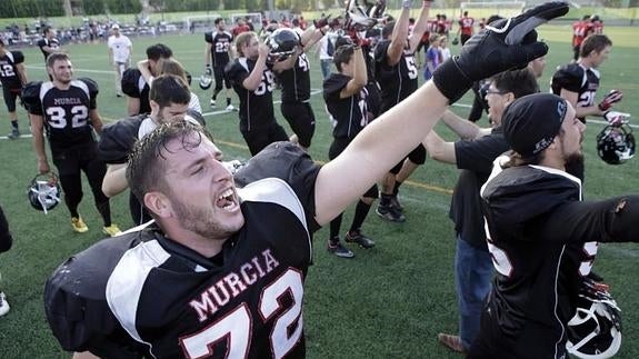 El conjunto murciano celebra el ascenso en el campo municipal José Barnés.