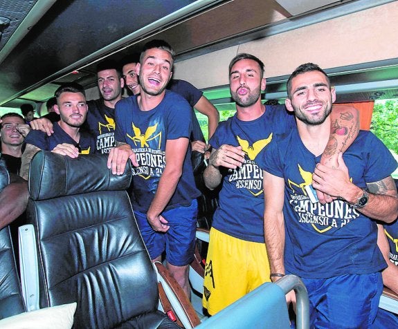 Los jugadores del UCAM, tras el ascenso a Segunda. 