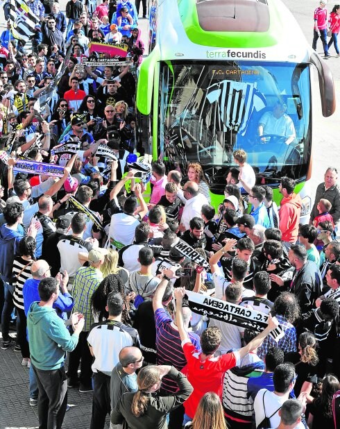 Aficionados del Cartagena esperando al autobús del equipo antes del derbi del pasado 30 de abril. 