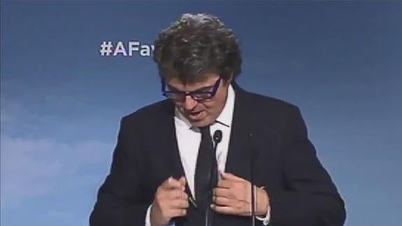 Moragas presentando el himno latino del Partido Popular.