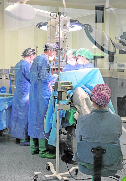 Un equipo de cirugía trabaja en un quirófano del Hospital Santa Lucía. 