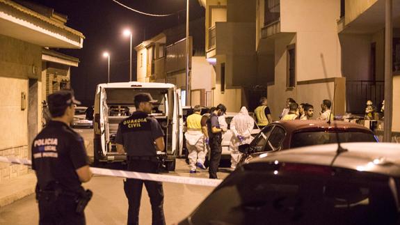 Despliegue policial, ayer, en la barriada de Hoyamorena donde se produjo la agresión.