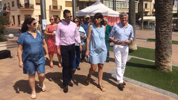 María González Veracruz (segunda por la izquierda), este domingo, en Santiago de la Ribera.