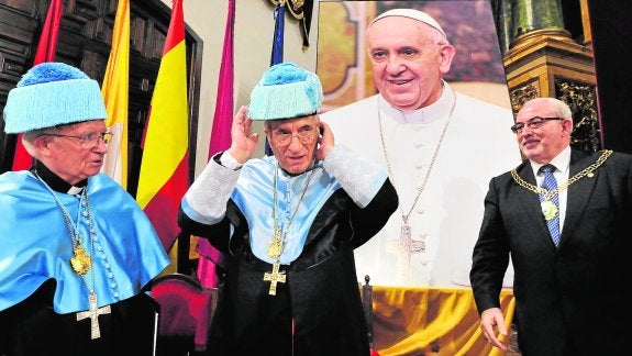 Los cardenales Antonio Cañizares y Rouco Varela, y el presidente de la UCAM, José Luis Mendoza, ante la imagen del Papa.