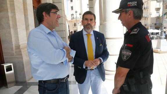 El alcalde, José López, junto al concejal socialista Francisco Aznar y el jefe de la Policía Local tras la rueda de prensa. 